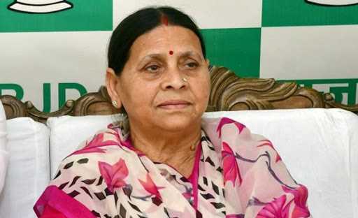 बिहार: राबड़ी आवास के बाहर कार्यकर्ताओं की भीड़